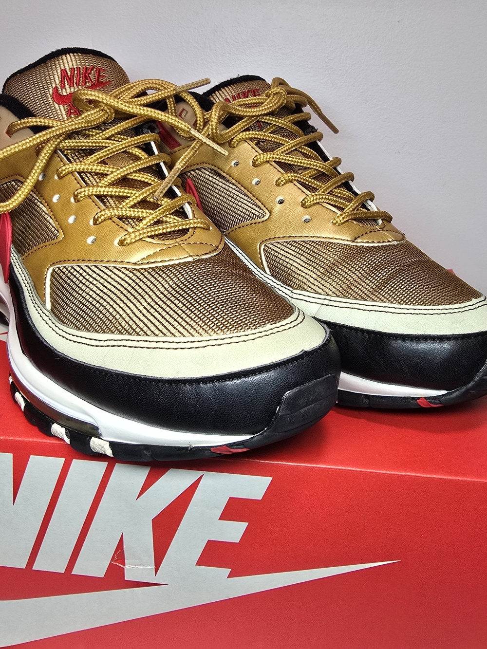 Nike Men's Gold/Red Air Max Lifestyle Sneakers - Picture 14 of 16